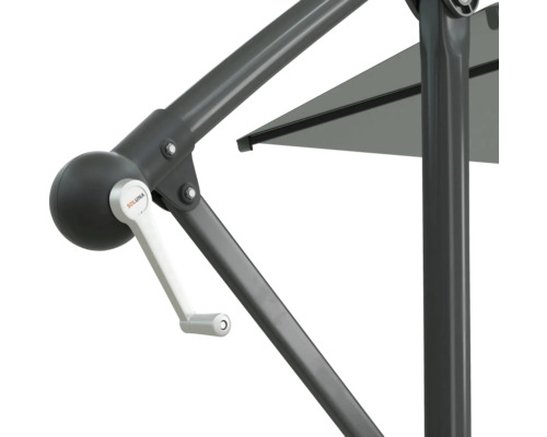 Närbild av ett parasoll med vevmekanism och Soluna logotyp.