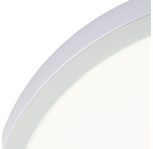 Detalj av en taklampa med silverfärgad kant