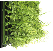 Konstväxtvägg med olika gröna växter