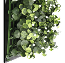 Konstgjord växtvägg med eukalyptus och vita blommor