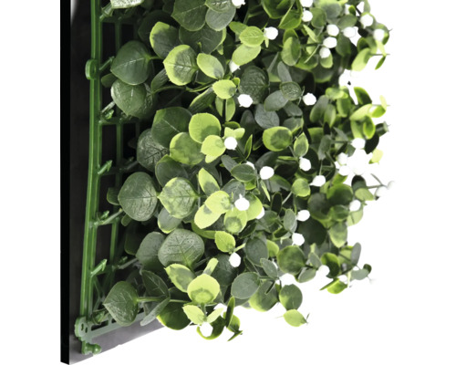 Konstgjord växtvägg med eukalyptus och vita blommor