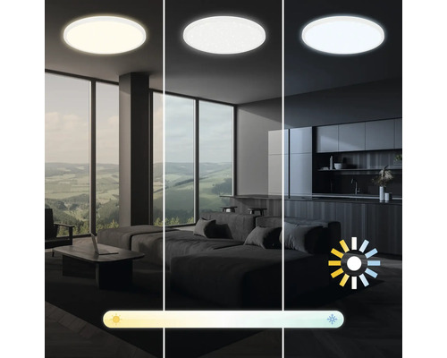 En vardagsrumsscen visar en rund taklampa med justerbar färgtemperatur.