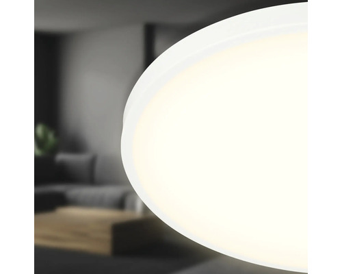 Närbild av en rund taklampa som avger starkt ljus