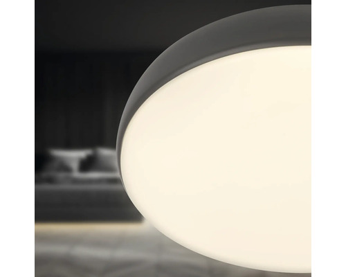 Närbild av en rund taklampa med mjukt ljus