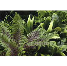 Konstgjord växtvägg med olika gröna blad och ormbunkar för ett realistiskt utseende