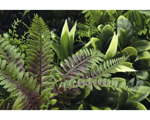 Konstgjord växtvägg med olika gröna blad och ormbunkar för ett realistiskt utseende