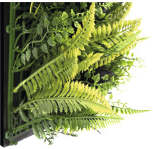 Konstgjord växtvägg med ormbunkar och blad