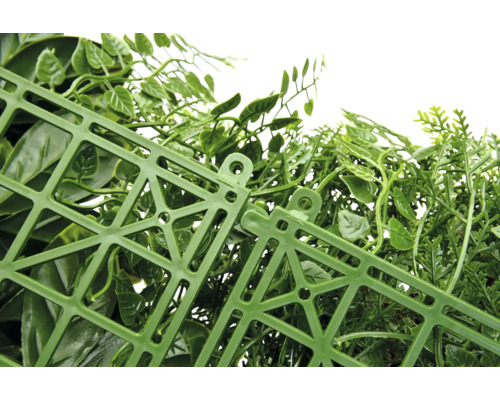 Detaljvy av en konstgjord häck med gröna blad och ett plastgaller