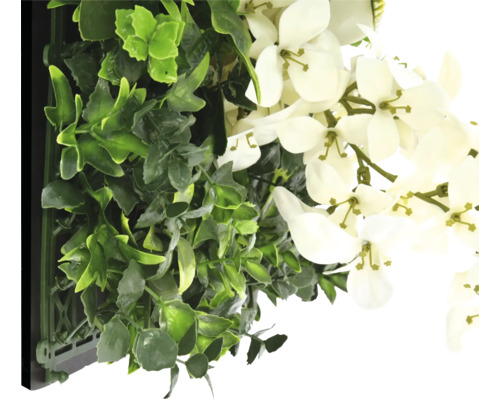 Konstgjord växtvägg med gröna växter och vita blommor