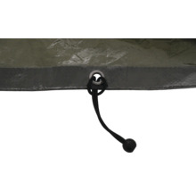 Detaljbild av ett öljet med gummistropp på en presenning.