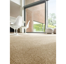 Interiör med heltäckningsmatta, stolar och stort fönster