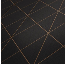 Närbild av en mörk tapet med ett geometriskt triangelmönster