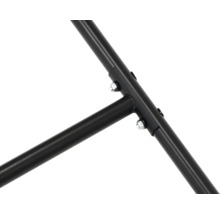 Närbild av en metallram som fästs med skruvar.