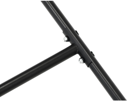 Närbild av en metallram som fästs med skruvar.