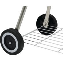 Detaljvy av hjul och förvaringsgaller på en grillvagn.