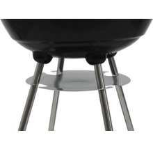 Detaljvy av en klotgrill med ben och förvaringsutrymme.