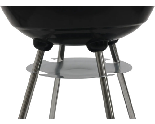 Detaljvy av en klotgrill med ben och förvaringsutrymme.