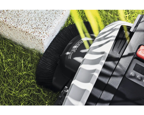 Detaljvy av en robotgräsklippare med kantklippningsfunktion, en borste, en display och en kontrollpanel