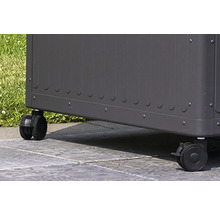 Detaljvy av en blomlåda med hjul för enkel transport