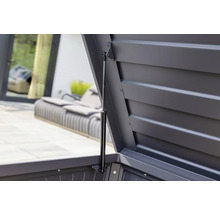 Detaljvy av en öppen förvaringslåda med gasfjäder