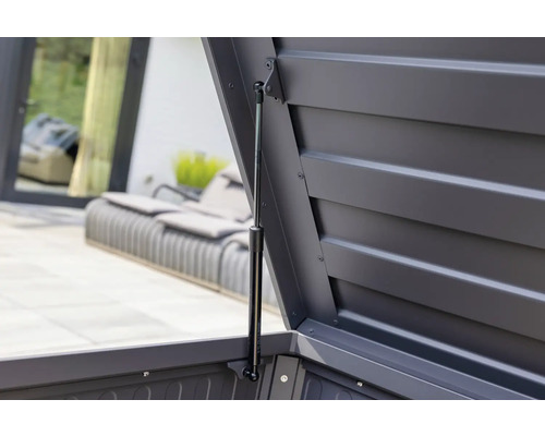 Detaljvy av en öppen förvaringslåda med gasfjäder