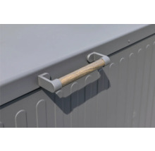 Detaljvy av en grå förvaringslåda med trähandtag