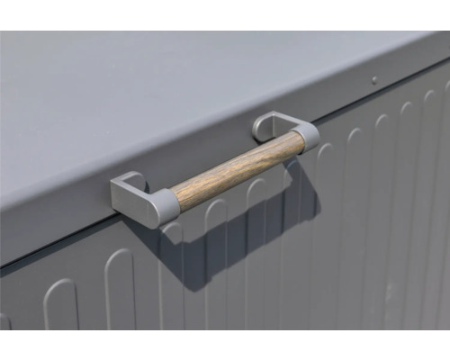 Detaljvy av en grå förvaringslåda med trähandtag
