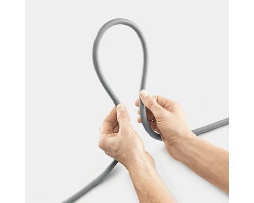 En grå slang hålls av två händer.