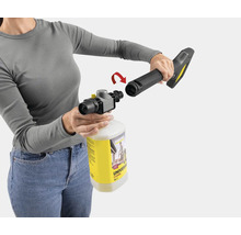 En person fäster en skumspruta på en Kärcher högtryckstvättspistol med universalrengöring.