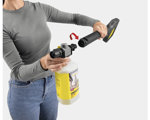 En person fäster en skumspruta på en Kärcher högtryckstvättspistol med universalrengöring.