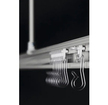 Gardinskena med glid och krokar för gardinfästning