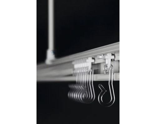 Gardinskena med glid och krokar för fastsättning av gardiner