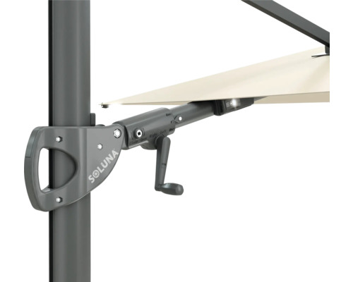 Detaljvy av ett parasoll med vevmekanism och Soluna-logotyp