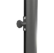 Närbild av ett parasollstativ med låsskruv