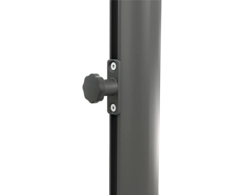 Närbild av ett parasollstativ med låsskruv