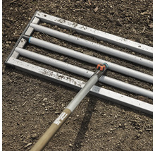 Gardena Combisystem såbäddsräfsa används på en jordyta.