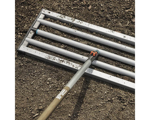 Gardena Combisystem såbäddsräfsa används på en jordyta.