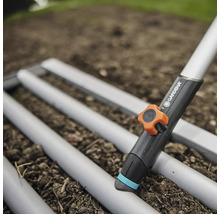 Gardena Micro-Drip-System installationsrör med installationsverktyg i trädgårdsjorden