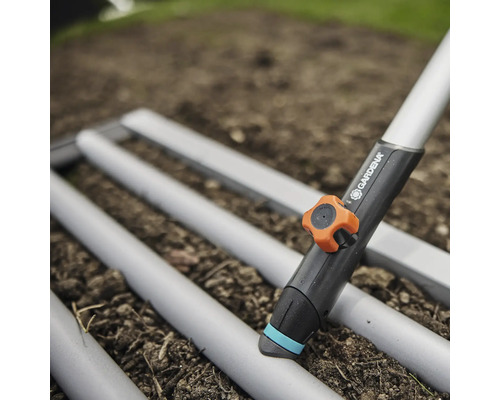 Gardena Micro-Drip-System installationsrör med installationsverktyg i trädgårdsjorden