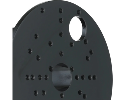 Svart metallskiva med skruvhål och öppningar