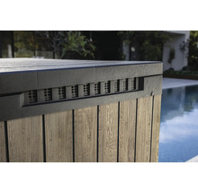 Detaljvy av ett bubbelbadkar med trästruktur och ventilationsöppningar