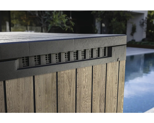 Detaljvy av ett bubbelbadkar med trästruktur och ventilationsöppningar