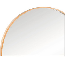 Detalj av en rund spegel med träram