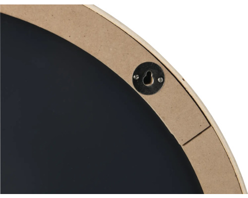 Detaljvy av baksidan av en rund väggspegel med upphängningsanordning.