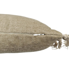 Detaljvy av en kudde med dragkedja och dekorativ tofs