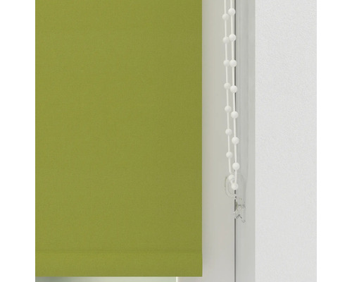 Grön rullgardin i tyg med manöverkedja för fönster