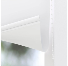 Närbild av en vit rullgardin med manöverkedja