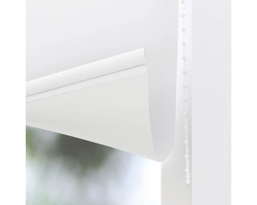 Närbild av en vit rullgardin med manöverkedja