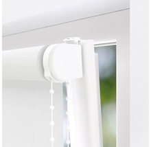 Detaljvy av en vit rullgardin med manöverkedja på fönstret