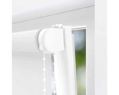 Detaljvy av en vit rullgardin med manöverkedja på fönstret